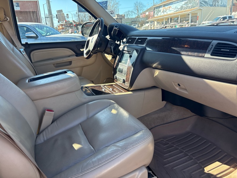 GMC Yukon AWD 4dr 1500 Denali 2010