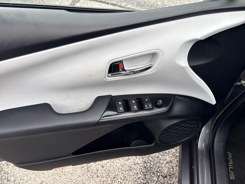 Toyota Prius Three Touring (Natl) 2017