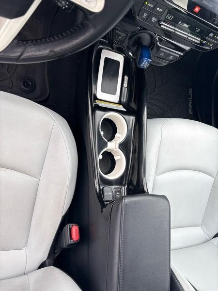 Toyota Prius Three Touring (Natl) 2017