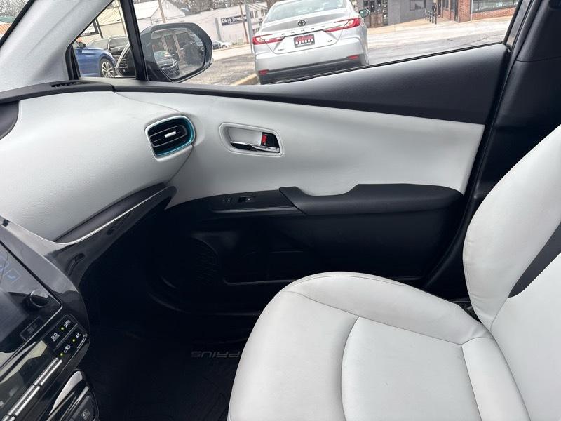 Toyota Prius Three Touring (Natl) 2017