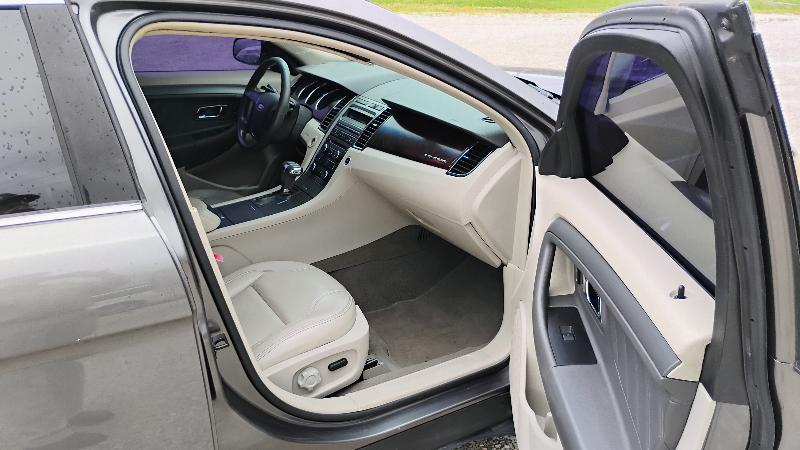 Ford Taurus 4dr Sdn SEL FWD 2011