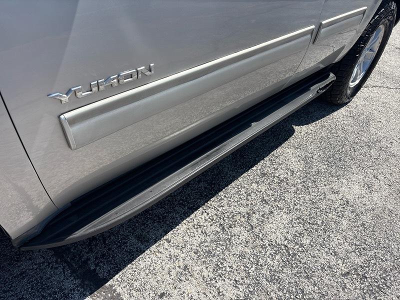 GMC Yukon 4WD 4dr 1500 SLE 2011