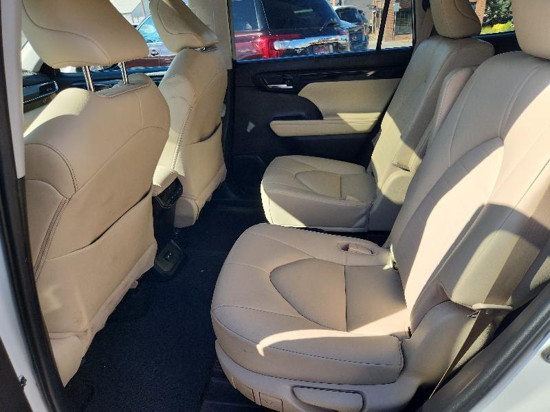 Toyota Highlander AWD 4dr V6 XLE (Natl) 2023