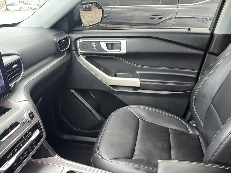 Ford Explorer photo 8