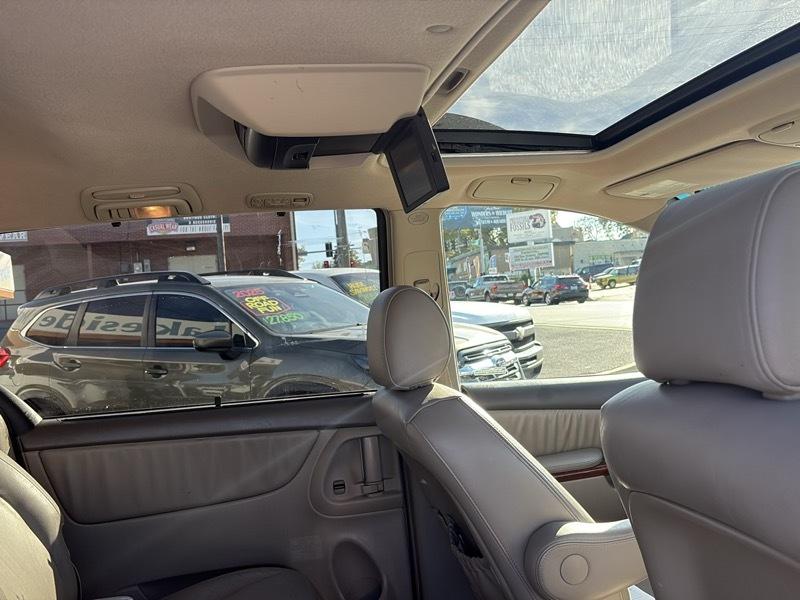 Toyota Sienna 5dr XLE FWD 7-Passenger (Natl) 2005