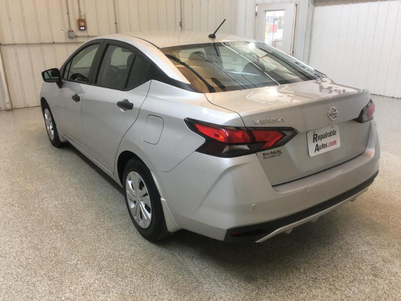 Nissan Versa  2022