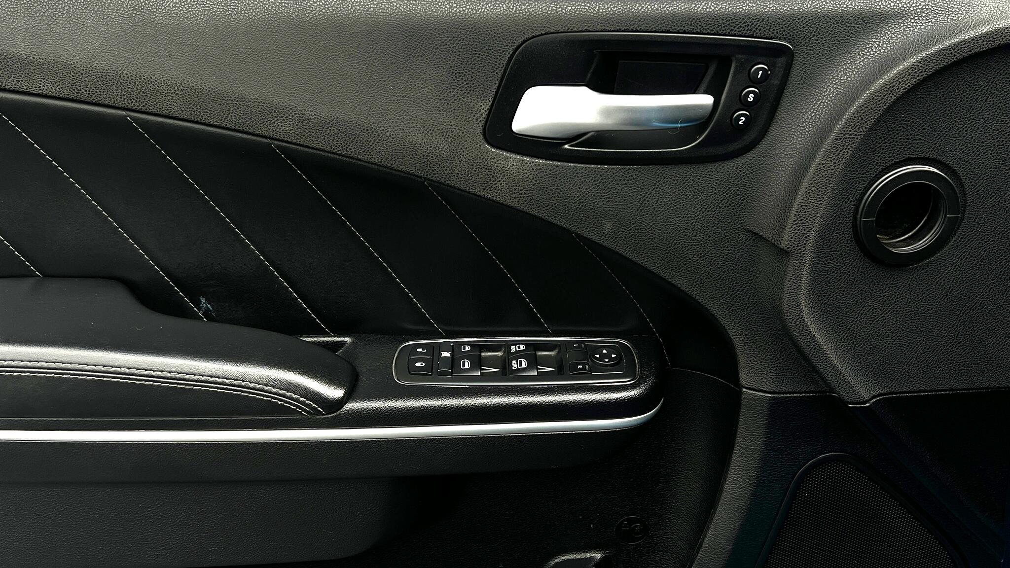2016 Dodge Charger R/T photo 19