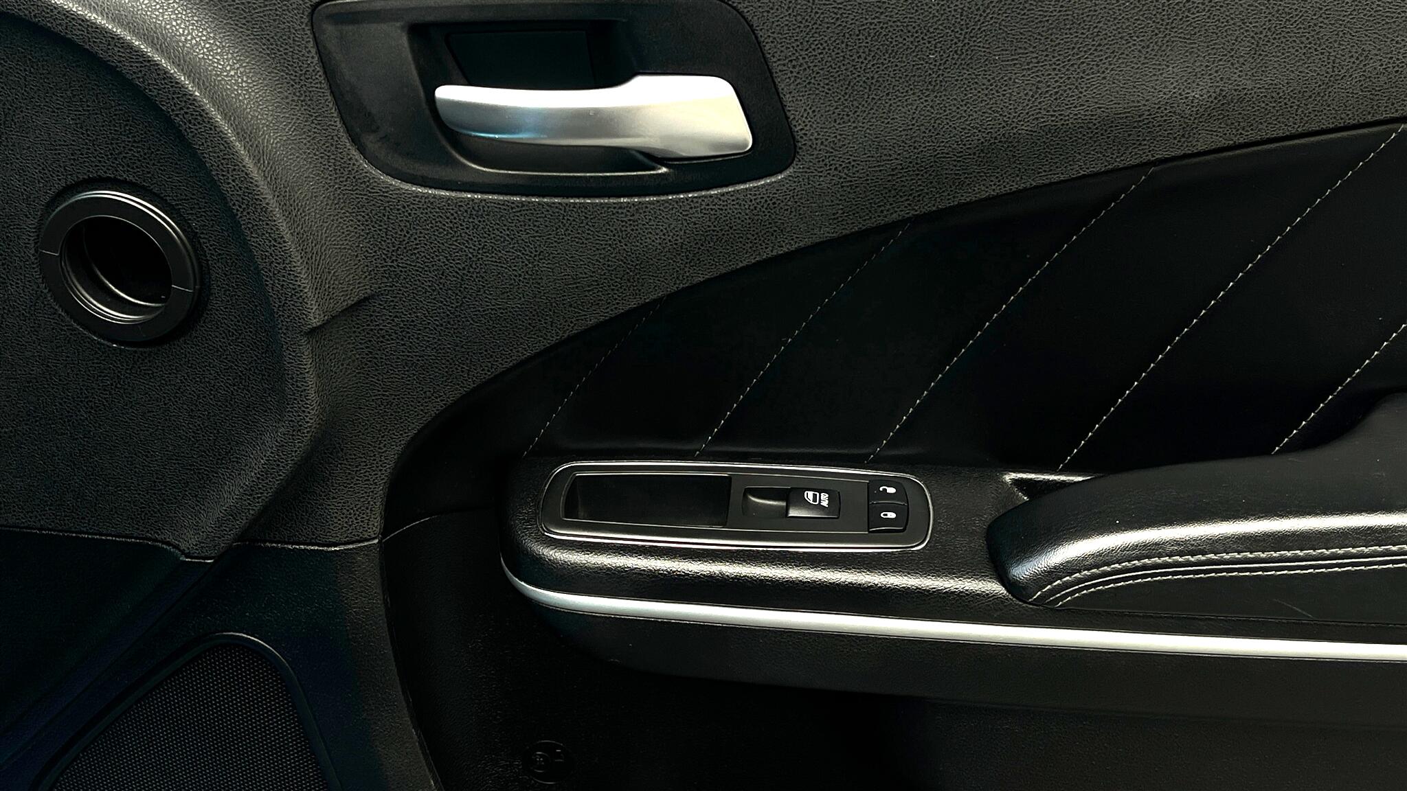 2016 Dodge Charger R/T photo 20