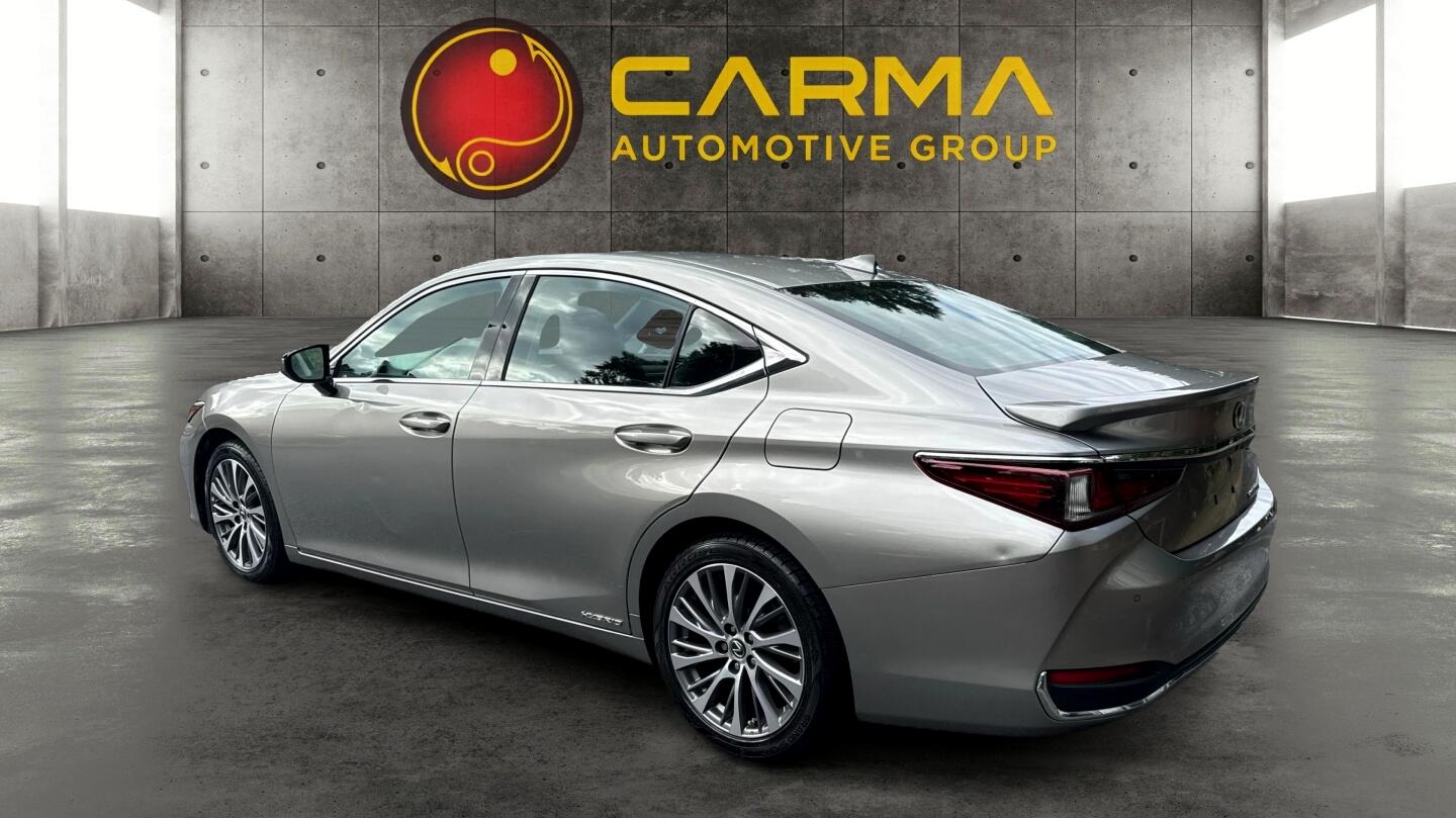 2021 Lexus ES 300h photo 3