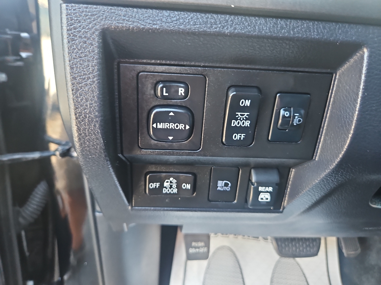Toyota Tundra 4WD SR5 CrewMax 5.5' Bed 5.7L (Natl) 2020 Toyota Tundra 4WD SR5 CrewMax 5.5' Bed 5.7L (Natl) 2020