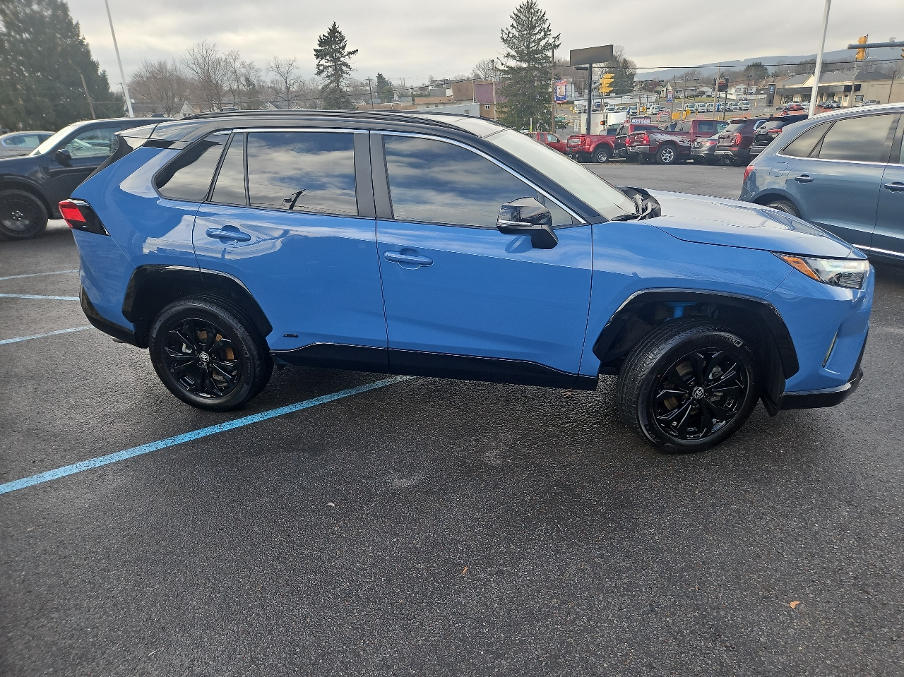 2024 Toyota RAV4 Hybrid XSE photo 2