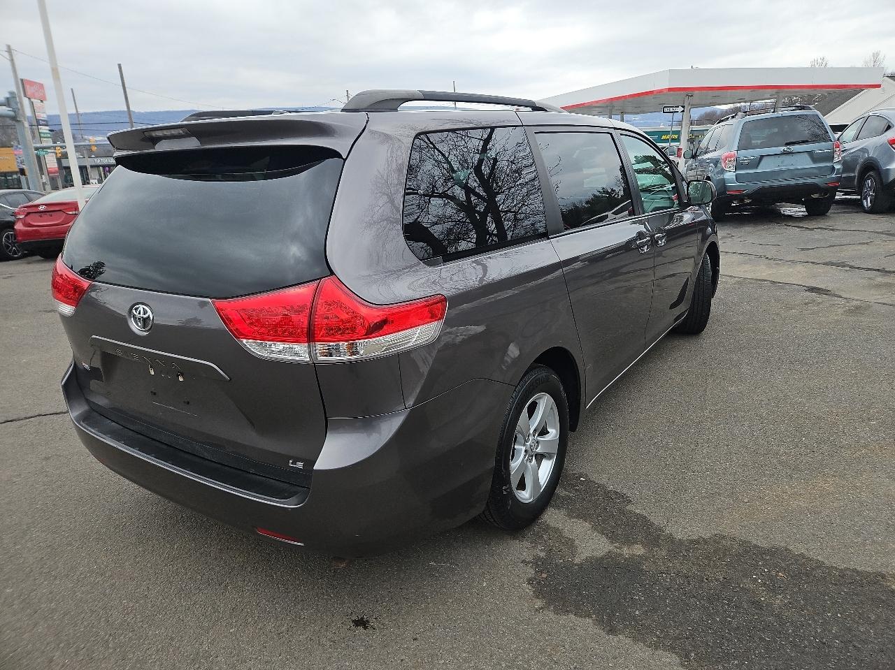 Toyota Sienna 5dr 8-Pass Van V6 LE FWD (Natl) 2014