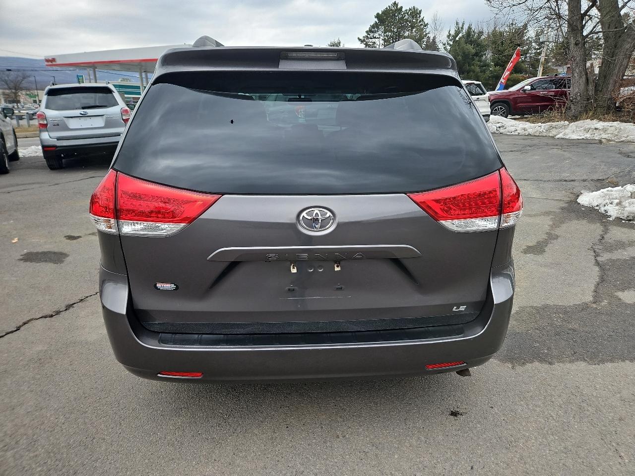 Toyota Sienna 5dr 8-Pass Van V6 LE FWD (Natl) 2014