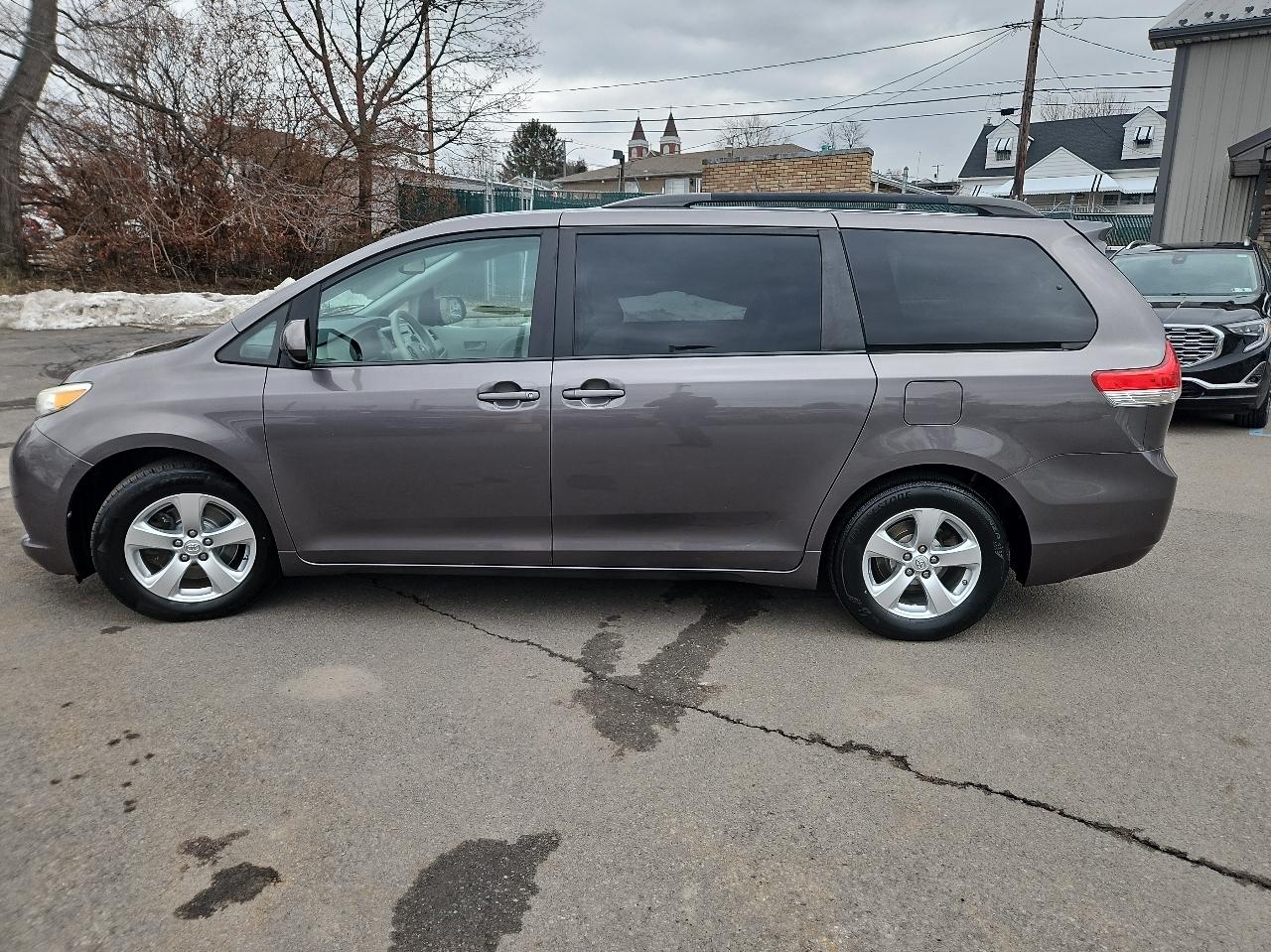Toyota Sienna 5dr 8-Pass Van V6 LE FWD (Natl) 2014
