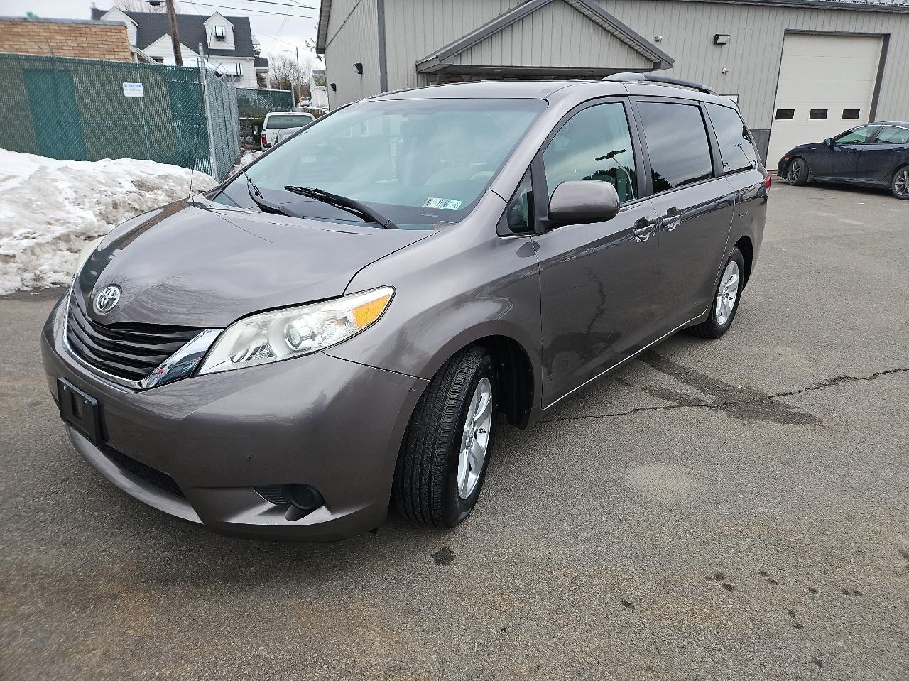 Toyota Sienna 5dr 8-Pass Van V6 LE FWD (Natl) 2014