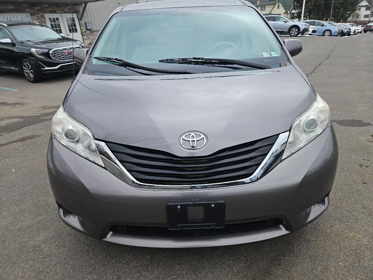 Toyota Sienna 5dr 8-Pass Van V6 LE FWD (Natl) 2014