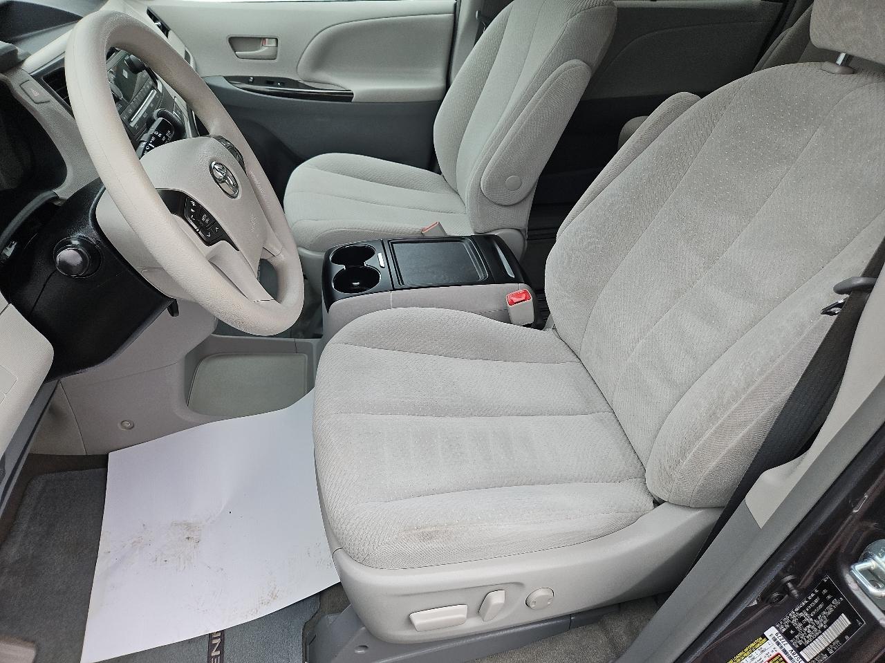 Toyota Sienna 5dr 8-Pass Van V6 LE FWD (Natl) 2014