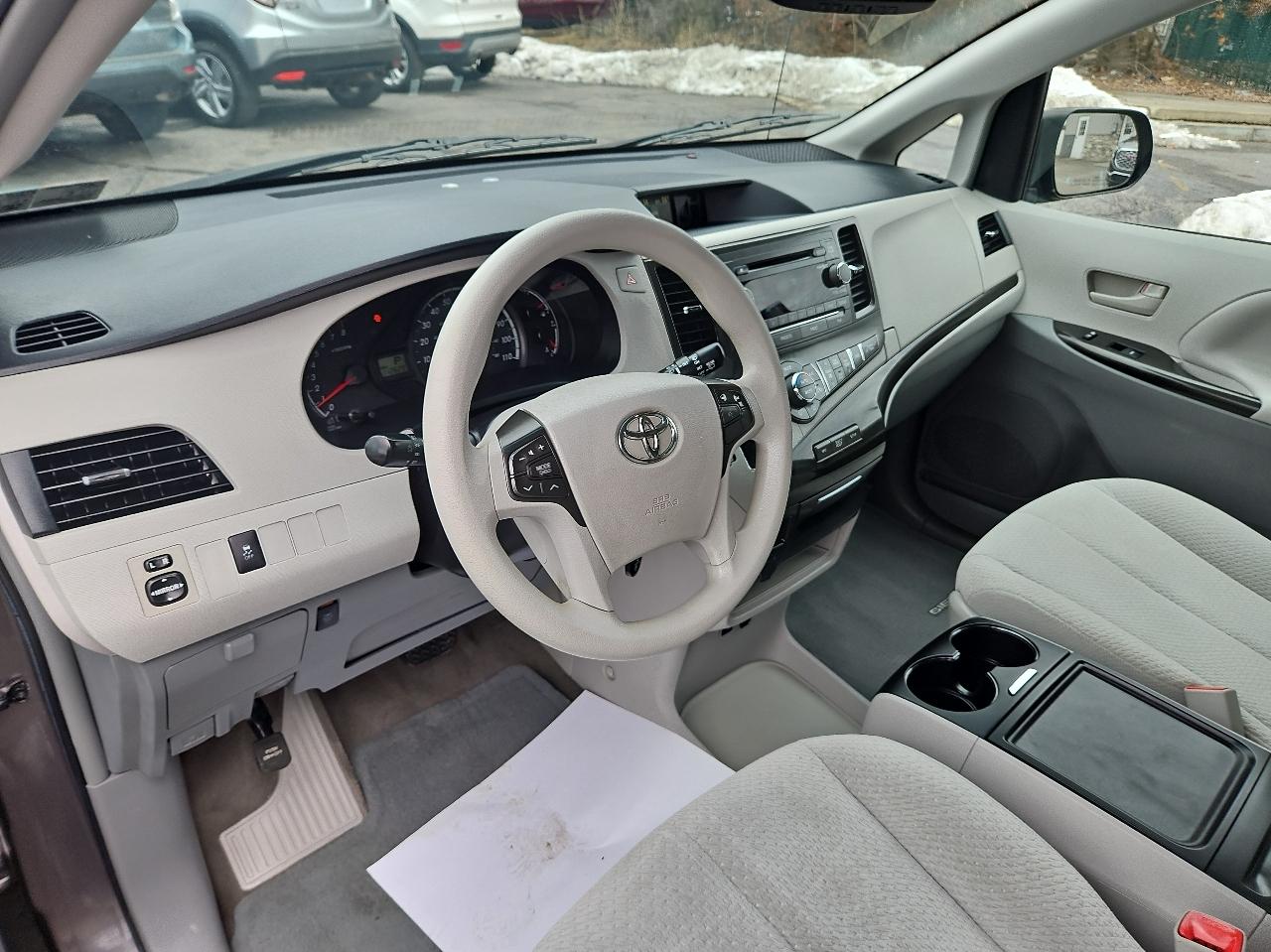 Toyota Sienna 5dr 8-Pass Van V6 LE FWD (Natl) 2014