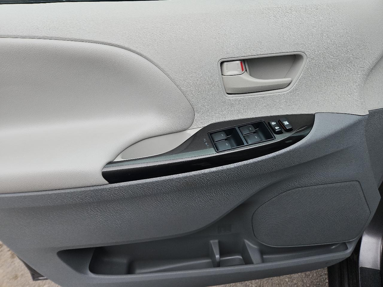 Toyota Sienna 5dr 8-Pass Van V6 LE FWD (Natl) 2014