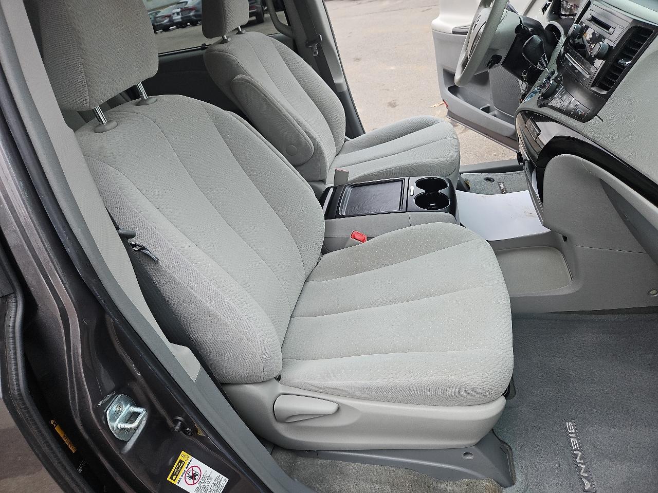 Toyota Sienna 5dr 8-Pass Van V6 LE FWD (Natl) 2014