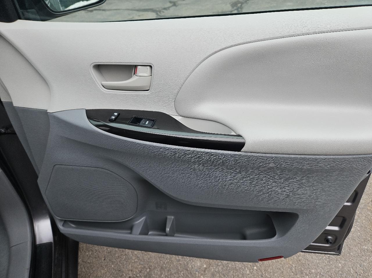 Toyota Sienna 5dr 8-Pass Van V6 LE FWD (Natl) 2014