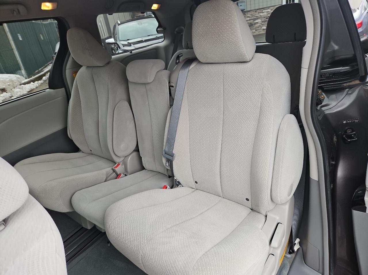 Toyota Sienna 5dr 8-Pass Van V6 LE FWD (Natl) 2014