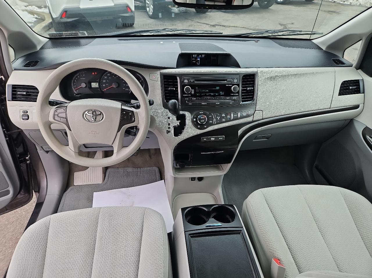 Toyota Sienna 5dr 8-Pass Van V6 LE FWD (Natl) 2014