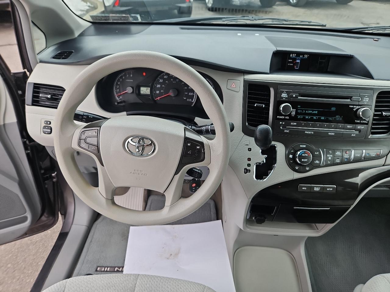 Toyota Sienna 5dr 8-Pass Van V6 LE FWD (Natl) 2014