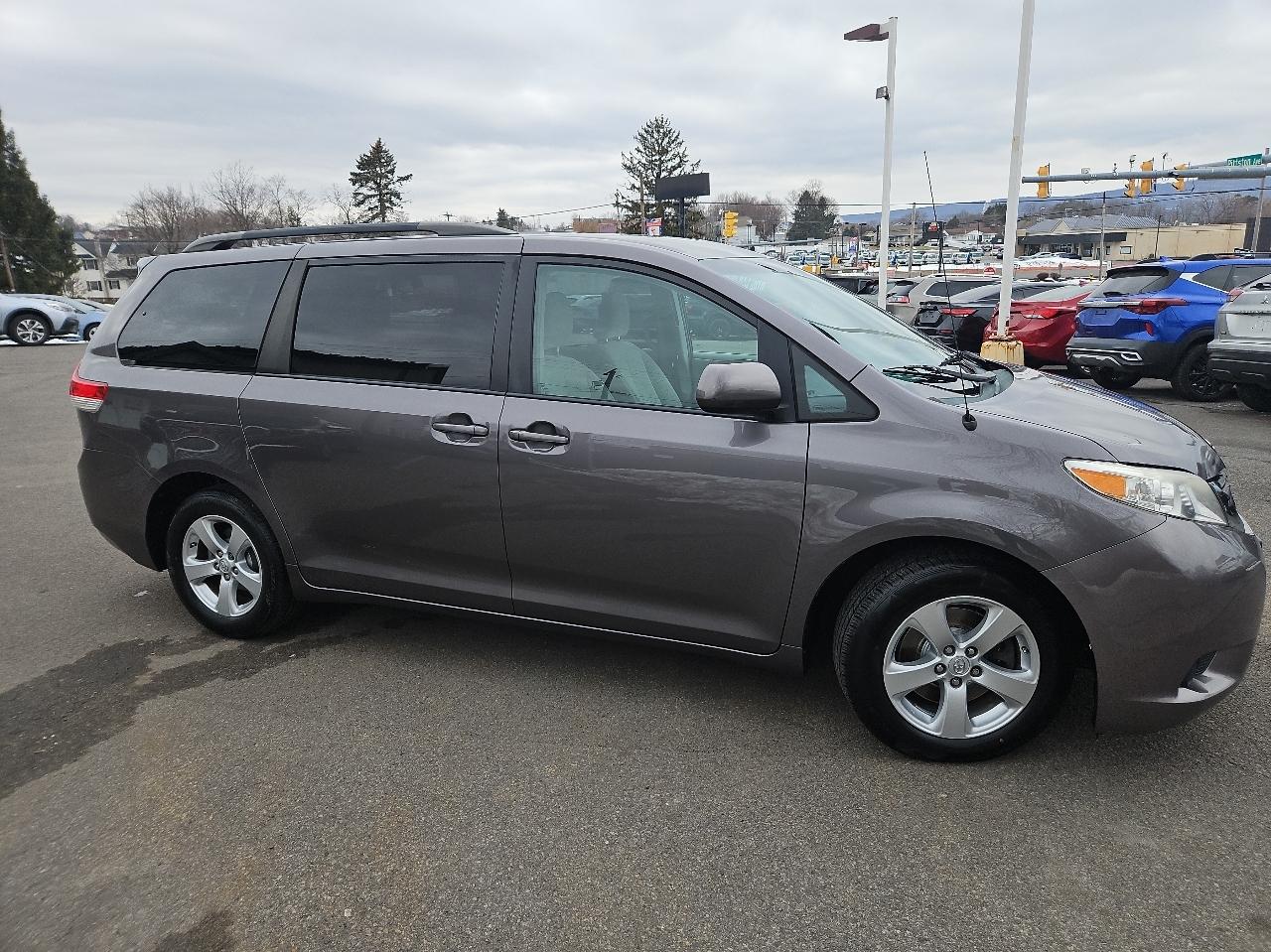 Toyota Sienna 5dr 8-Pass Van V6 LE FWD (Natl) 2014