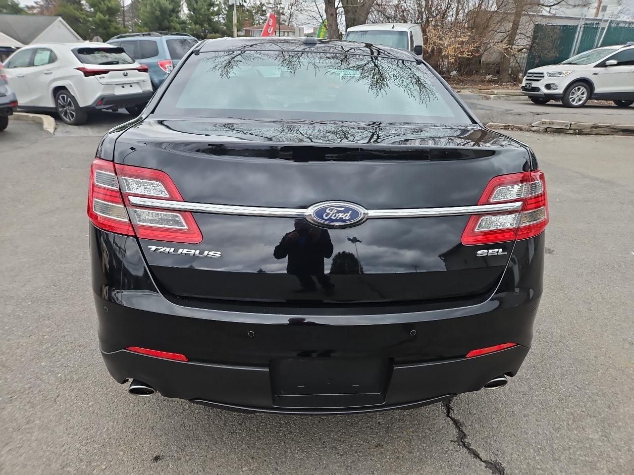 Ford Taurus 4dr Sdn SEL FWD 2016