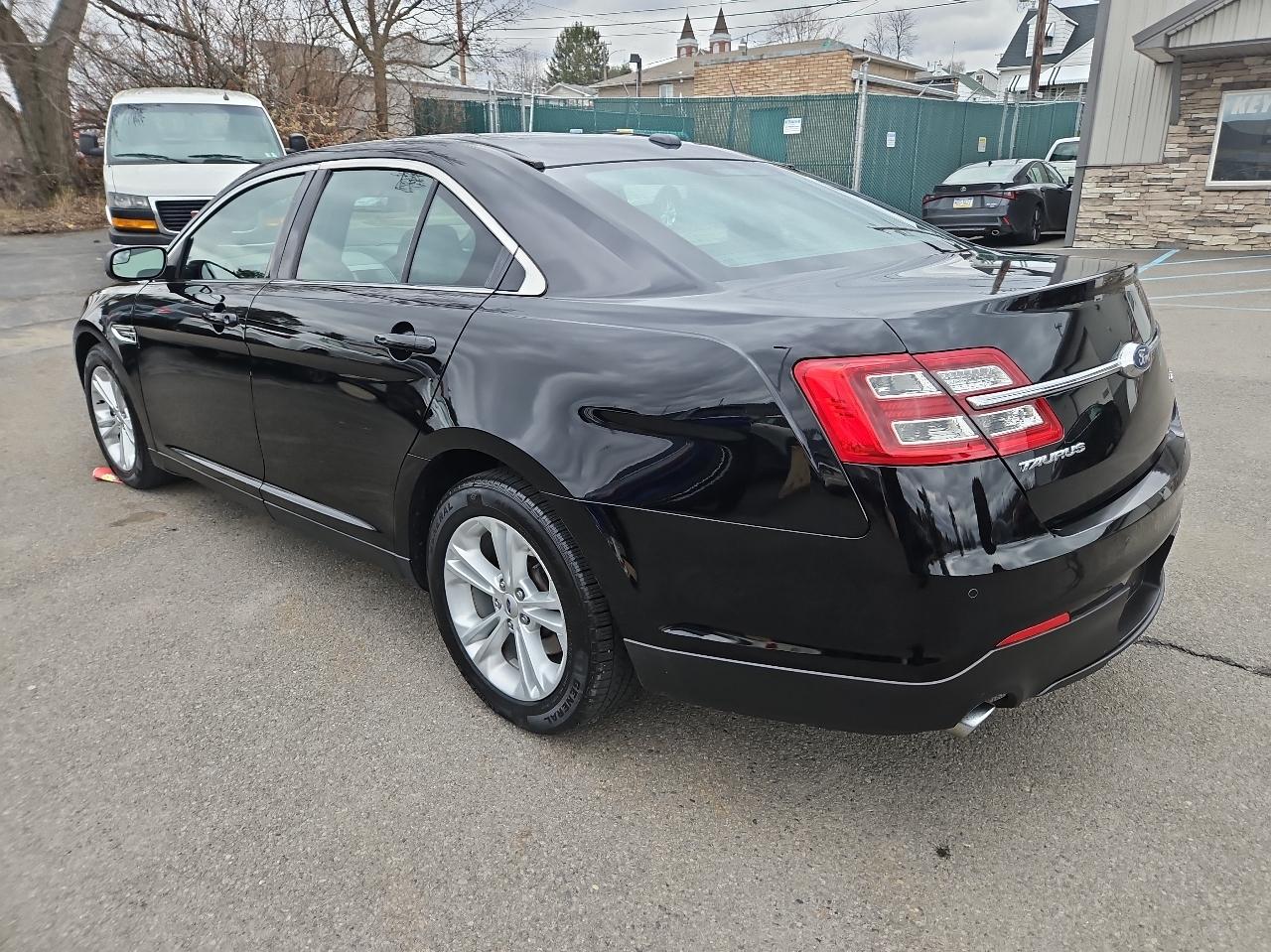 Ford Taurus 4dr Sdn SEL FWD 2016