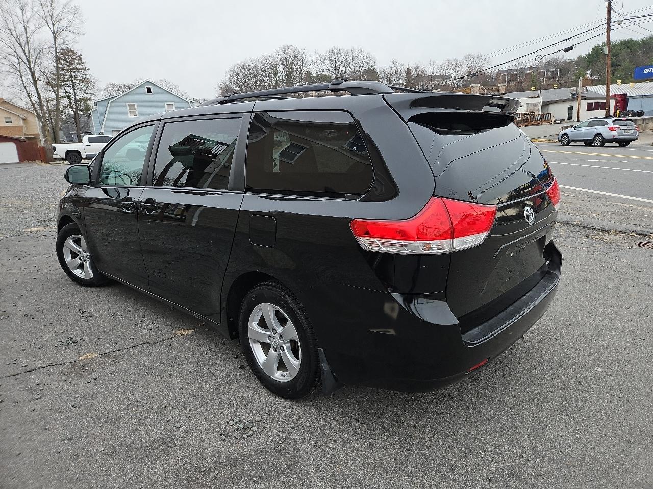 Toyota Sienna 5dr 7-Pass Van V6 LE FWD (Natl) 2013