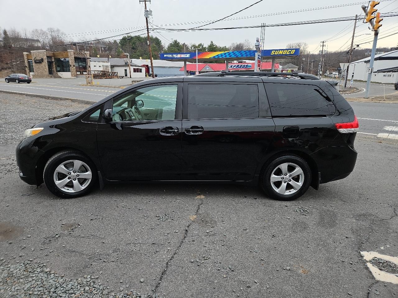 Toyota Sienna 5dr 7-Pass Van V6 LE FWD (Natl) 2013