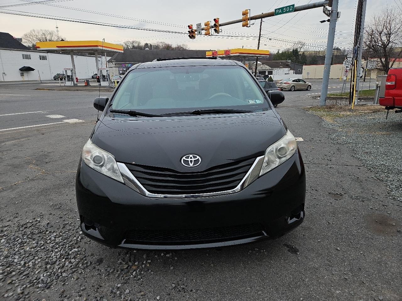 Toyota Sienna 5dr 7-Pass Van V6 LE FWD (Natl) 2013