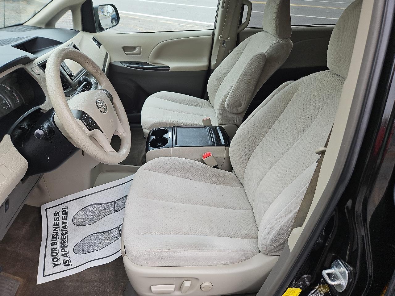 Toyota Sienna 5dr 7-Pass Van V6 LE FWD (Natl) 2013