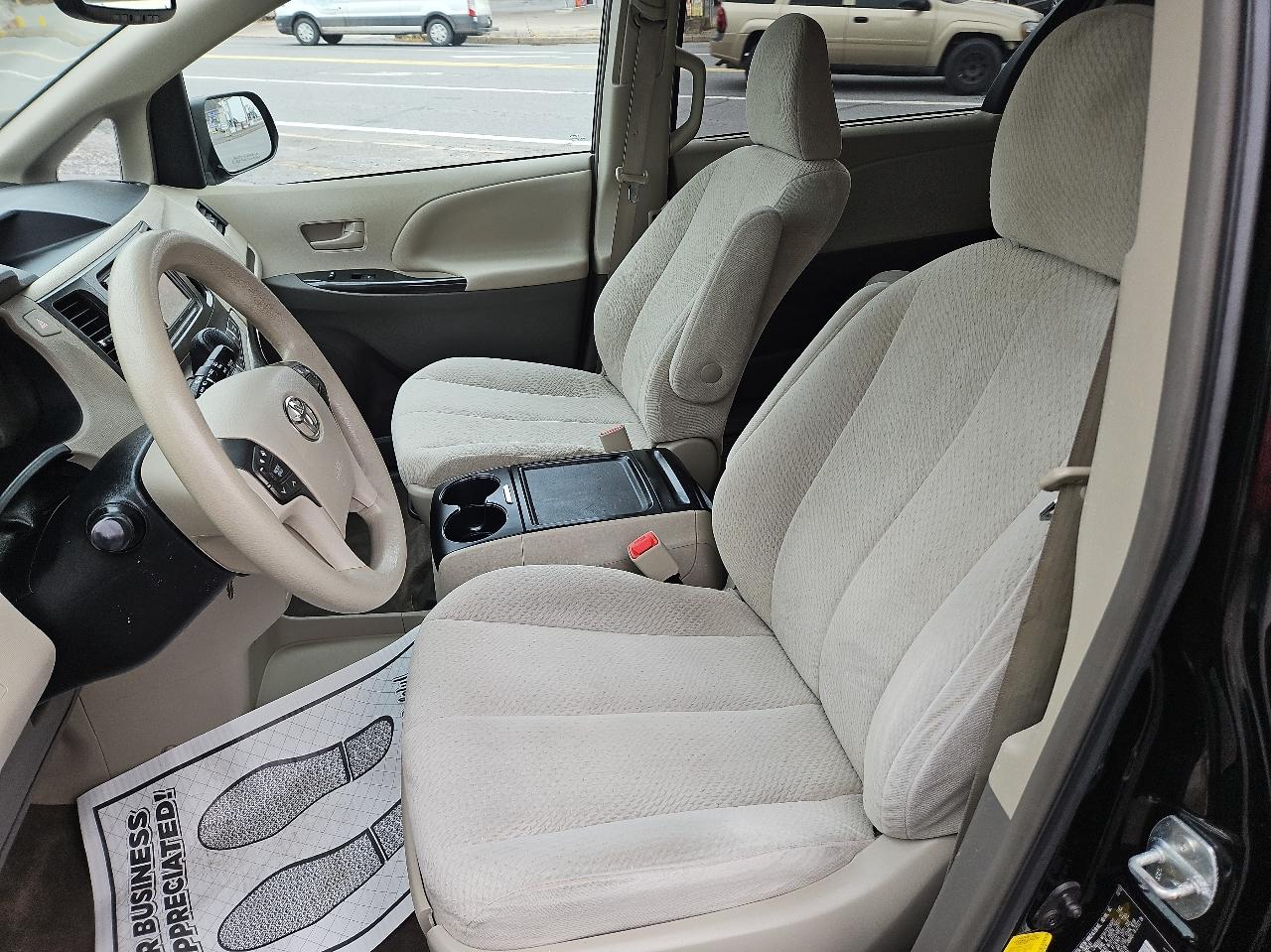 Toyota Sienna 5dr 7-Pass Van V6 LE FWD (Natl) 2013