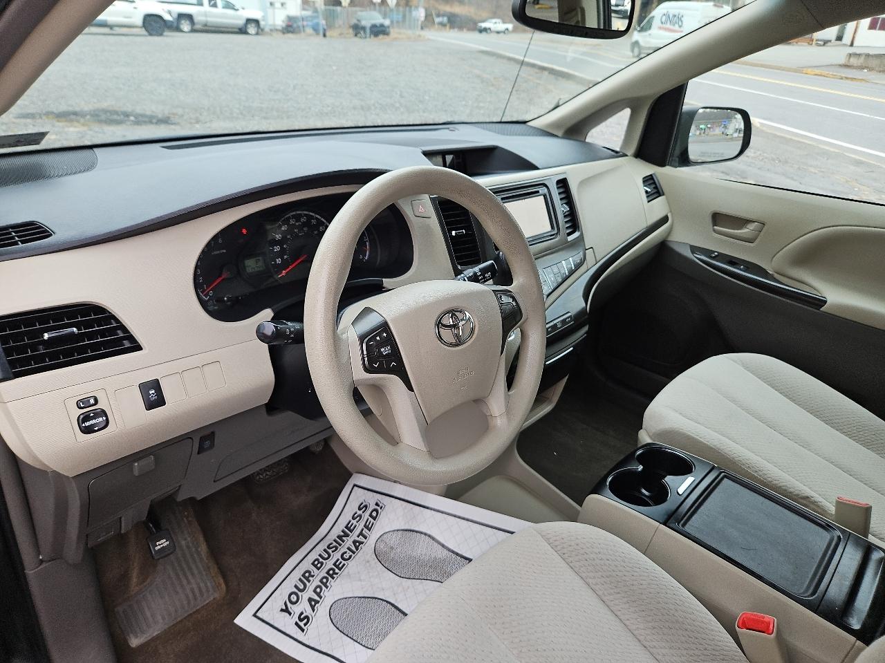 Toyota Sienna 5dr 7-Pass Van V6 LE FWD (Natl) 2013