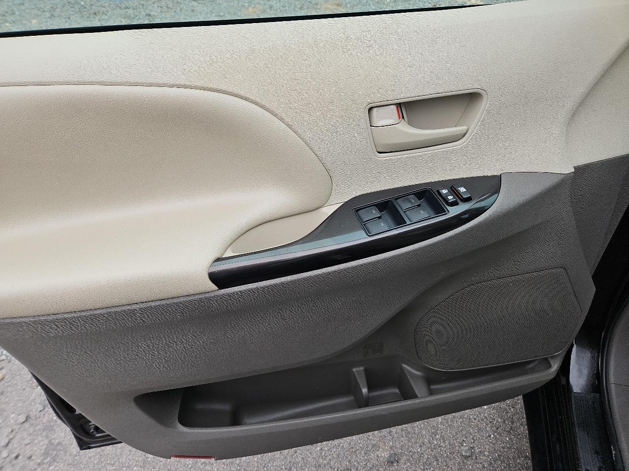 Toyota Sienna 5dr 7-Pass Van V6 LE FWD (Natl) 2013