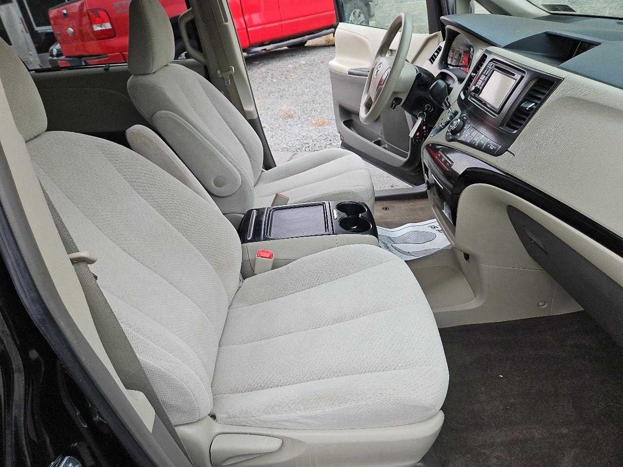 Toyota Sienna 5dr 7-Pass Van V6 LE FWD (Natl) 2013