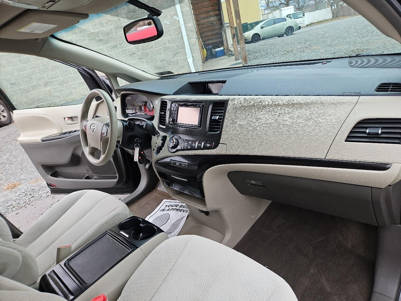 Toyota Sienna 5dr 7-Pass Van V6 LE FWD (Natl) 2013