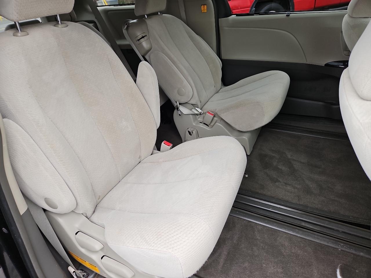 Toyota Sienna 5dr 7-Pass Van V6 LE FWD (Natl) 2013