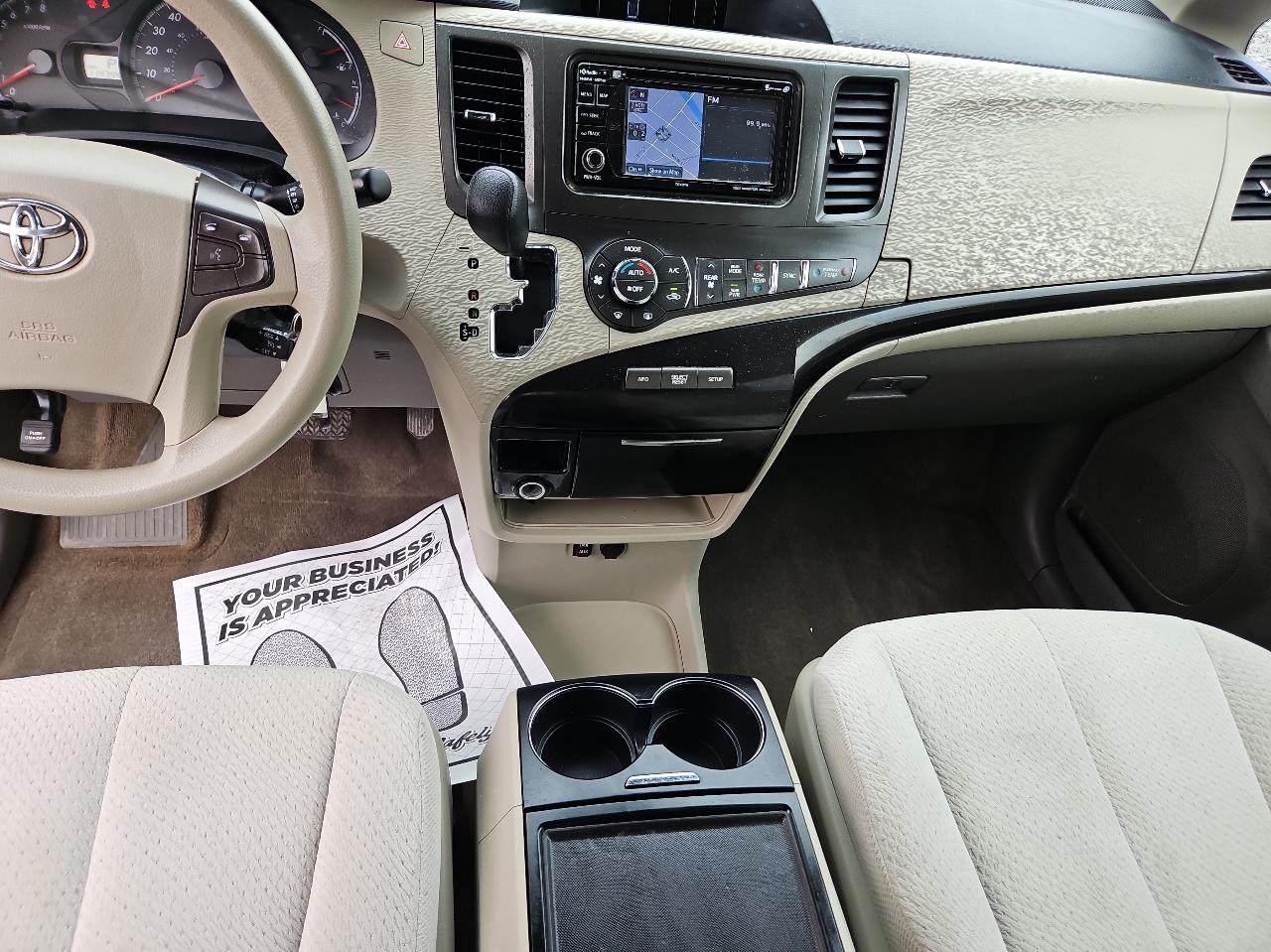 Toyota Sienna 5dr 7-Pass Van V6 LE FWD (Natl) 2013