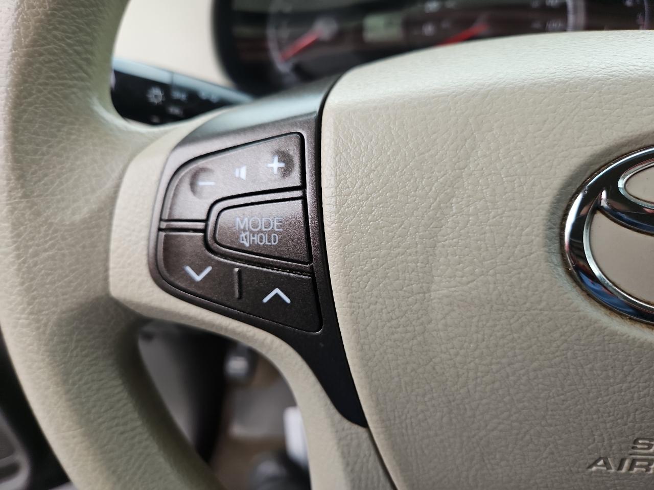 Toyota Sienna 5dr 7-Pass Van V6 LE FWD (Natl) 2013