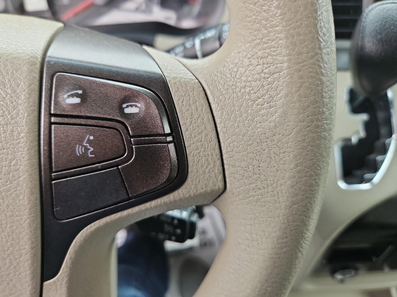 Toyota Sienna 5dr 7-Pass Van V6 LE FWD (Natl) 2013