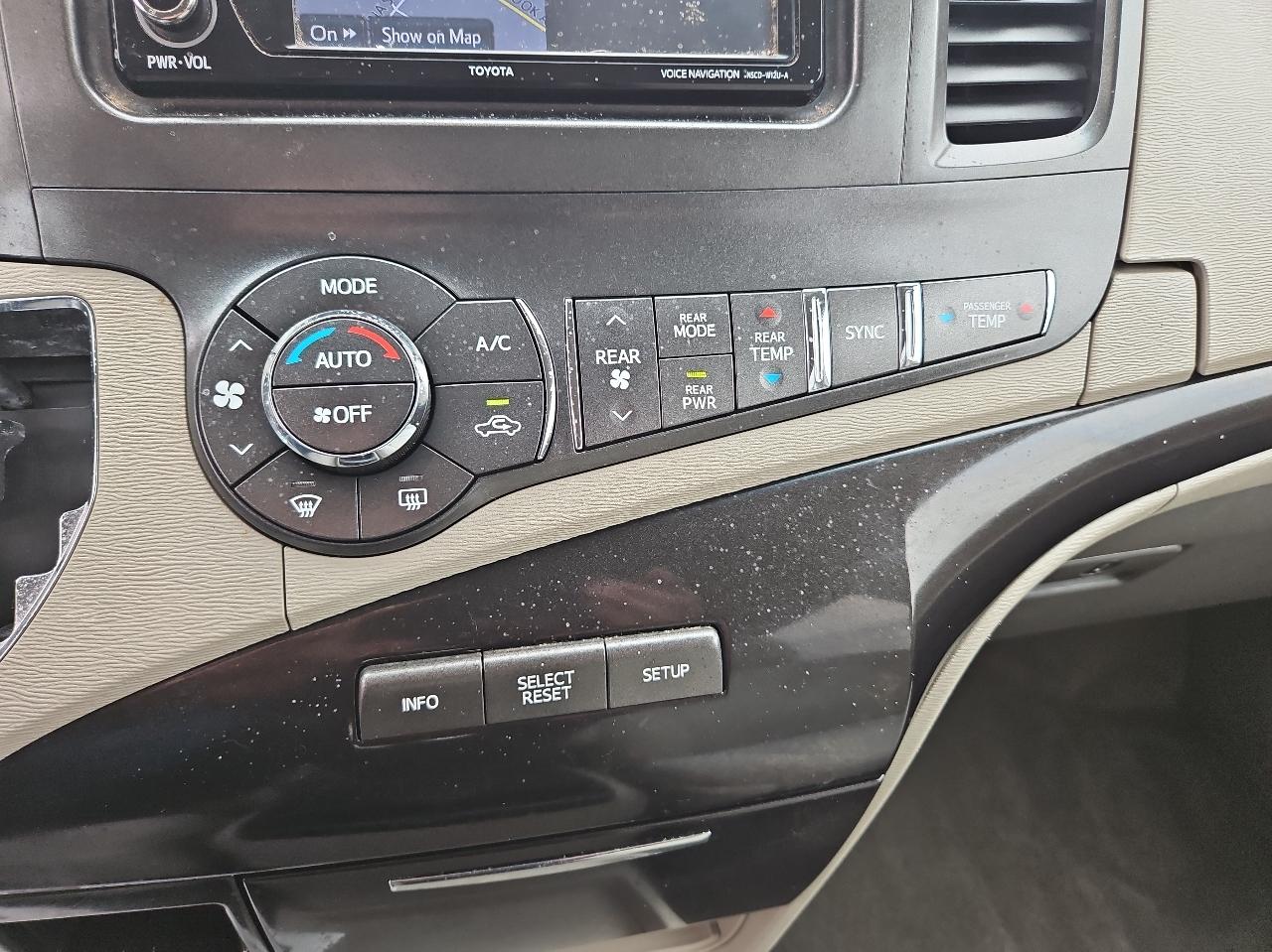 Toyota Sienna 5dr 7-Pass Van V6 LE FWD (Natl) 2013