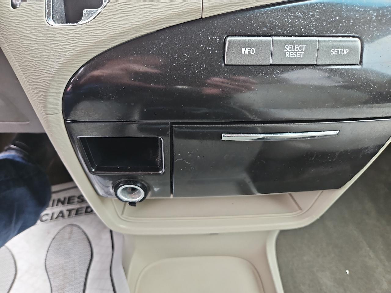 Toyota Sienna 5dr 7-Pass Van V6 LE FWD (Natl) 2013