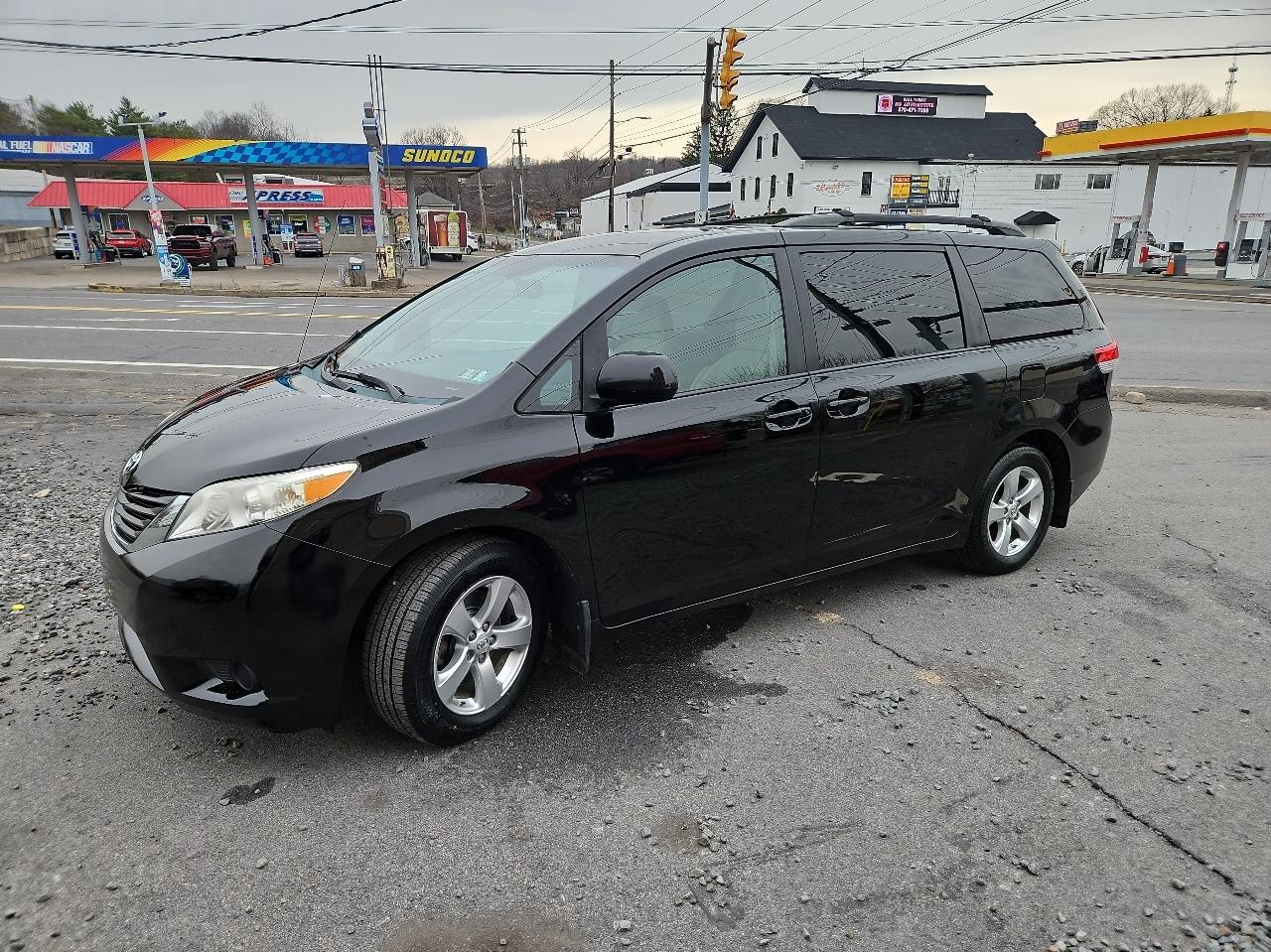 Toyota Sienna 5dr 7-Pass Van V6 LE FWD (Natl) 2013