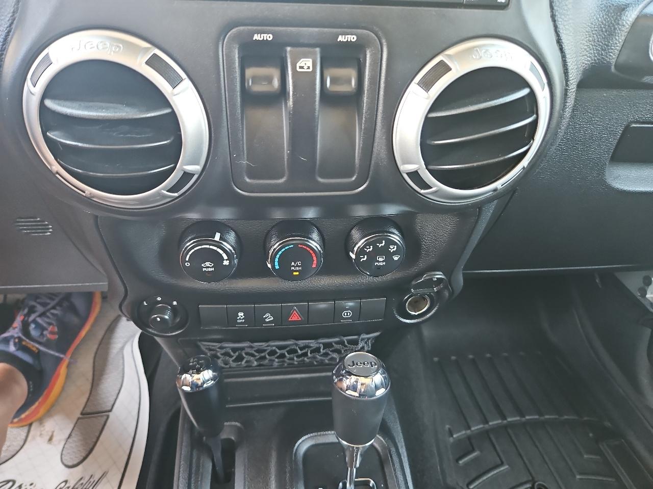 Jeep Wrangler 4WD 2dr Sahara 2012