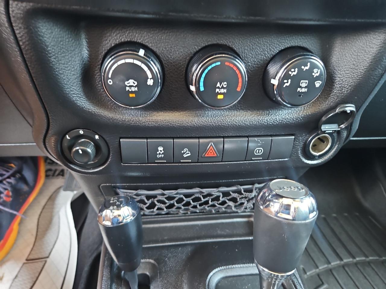 Jeep Wrangler 4WD 2dr Sahara 2012