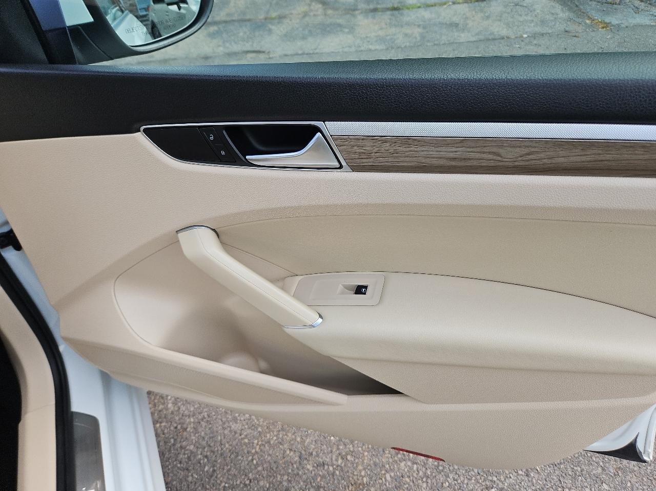 Volkswagen Passat 1.8T SE w/Technology Auto 2017